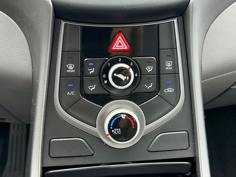 Used 2016 Hyundai Elantra SE FWD image 19