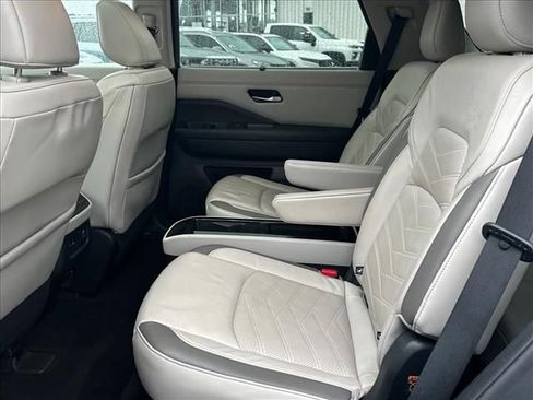 Used 2022 Nissan Pathfinder Platinum w/ Cargo Package FWD image 17