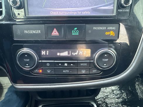 Used 2018 Mitsubishi Outlander ES image 16