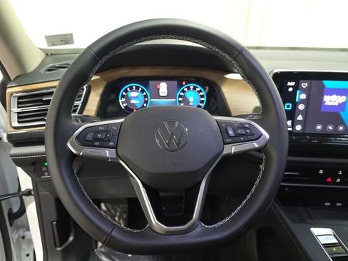 Used 2025 Volkswagen Atlas SE image 15