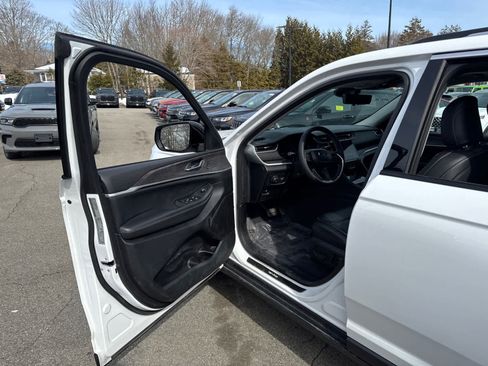 Used 2023 Jeep Grand Cherokee Limited w/ Luxury Tech Group II image 11