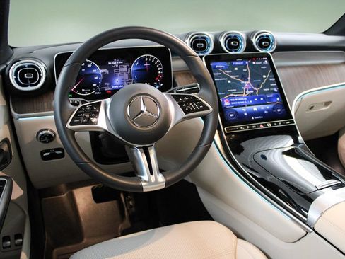 Used 2025 Mercedes-Benz GLC 350e 4MATIC image 17