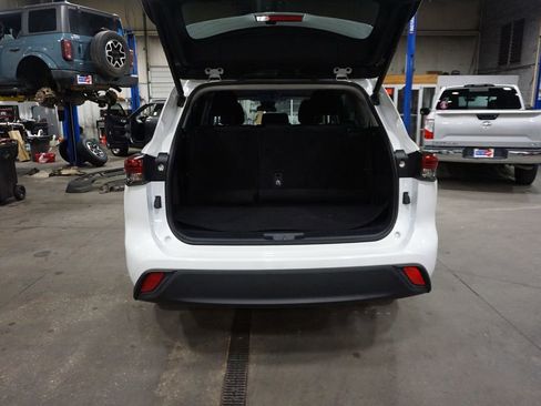 Used 2023 Toyota Highlander LE image 17