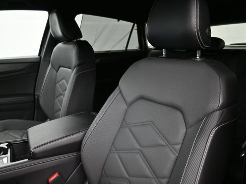 Used 2024 Volkswagen Atlas Cross Sport SE FWD image 5