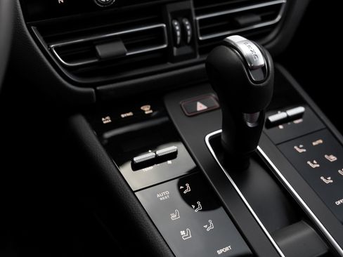 Certified 2025 Porsche Macan AWD/4WD image 22
