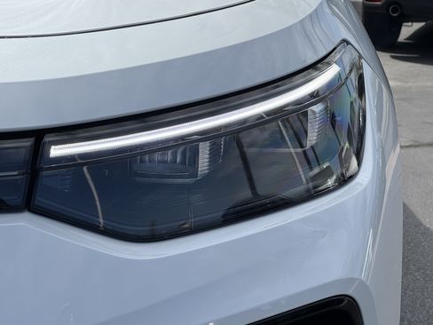 Used 2025 Volkswagen Tiguan SE R-Line FWD image 5