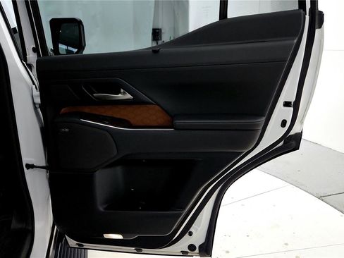 Used 2024 Lexus GX 550 w/ Accessory Package (2T) AWD/4WD image 19