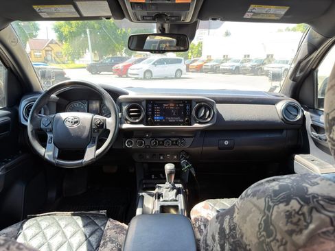 Used 2019 Toyota Tacoma TRD Off-Road AWD/4WD image 26