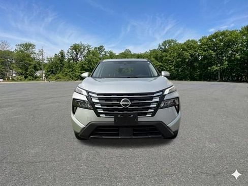 Used 2024 Nissan Rogue SV AWD/4WD image 3