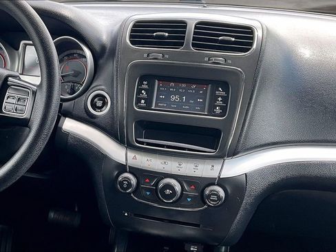 Used 2019 Dodge Journey SE image 7