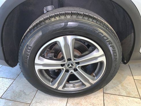 Used 2021 Mercedes-Benz GLC 300 4MATIC w/ Premium Package image 11