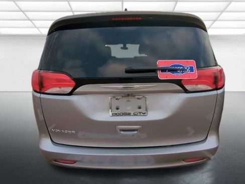 Used 2021 Chrysler Voyager Lxi image 5