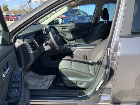 Used 2025 Nissan Rogue SV FWD image 17