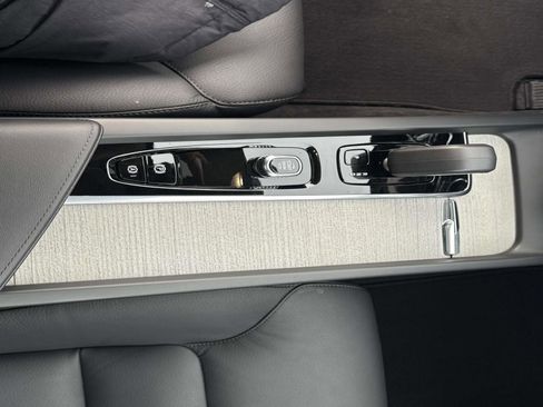 Certified 2025 Volvo XC60 B5 Plus image 23