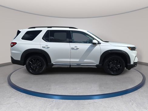 Used 2025 Honda Pilot Touring image 4