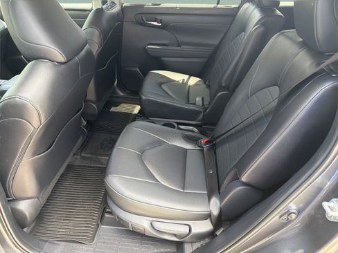 Certified 2024 Toyota Highlander XLE FWD image 29