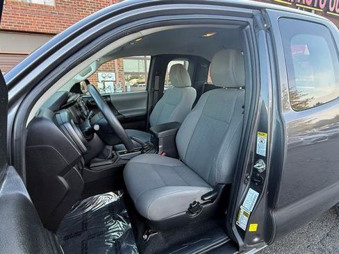 Used 2017 Toyota Tacoma SR image 18