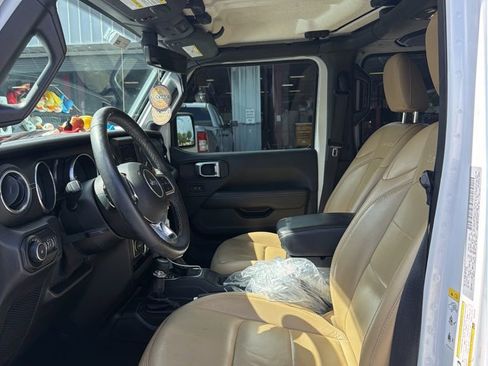 Used 2018 Jeep Wrangler Unlimited Sahara AWD/4WD image 11