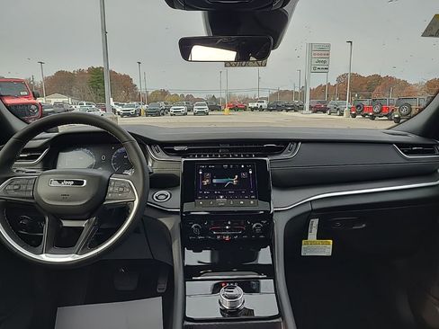 New 2025 Jeep Grand Cherokee 4WD image 8