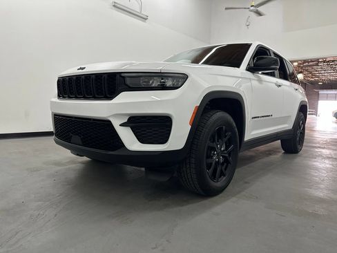 Used 2024 Jeep Grand Cherokee Altitude AWD/4WD image 22
