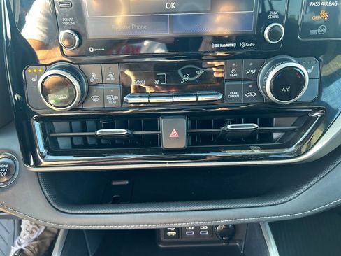Used 2022 Toyota Highlander XLE AWD/4WD image 30