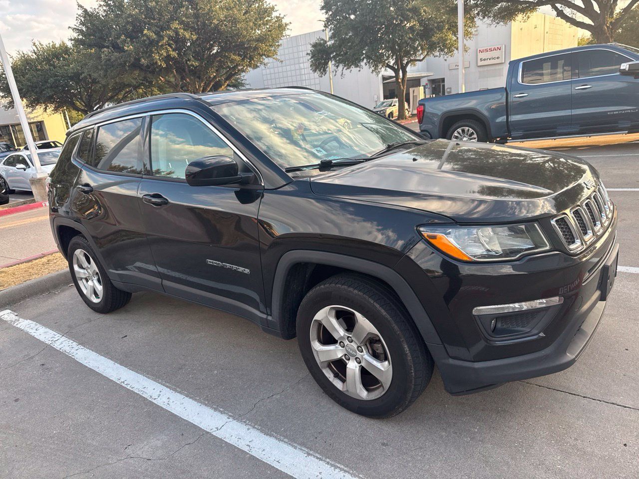 Used 2018 Jeep Compass Latitude w/ Popular Equipment Group AWD/4WD image 2