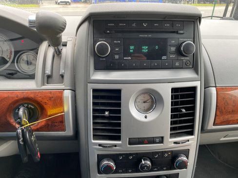 Used 2009 Chrysler Town & Country Touring FWD image 21