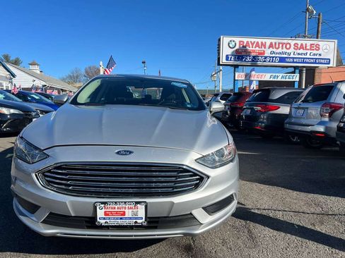 Used 2017 Ford Fusion SE w/ Fusion SE Technology Package image 3