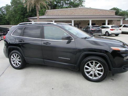 Used 2018 Jeep Cherokee Limited image 24