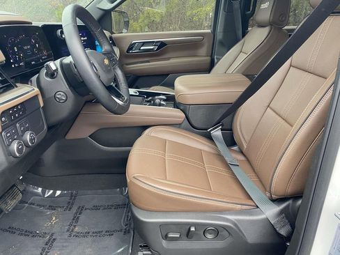 Used 2025 Chevrolet Suburban High Country image 14