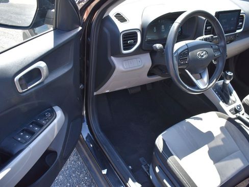 Used 2025 Hyundai Venue SEL FWD image 18