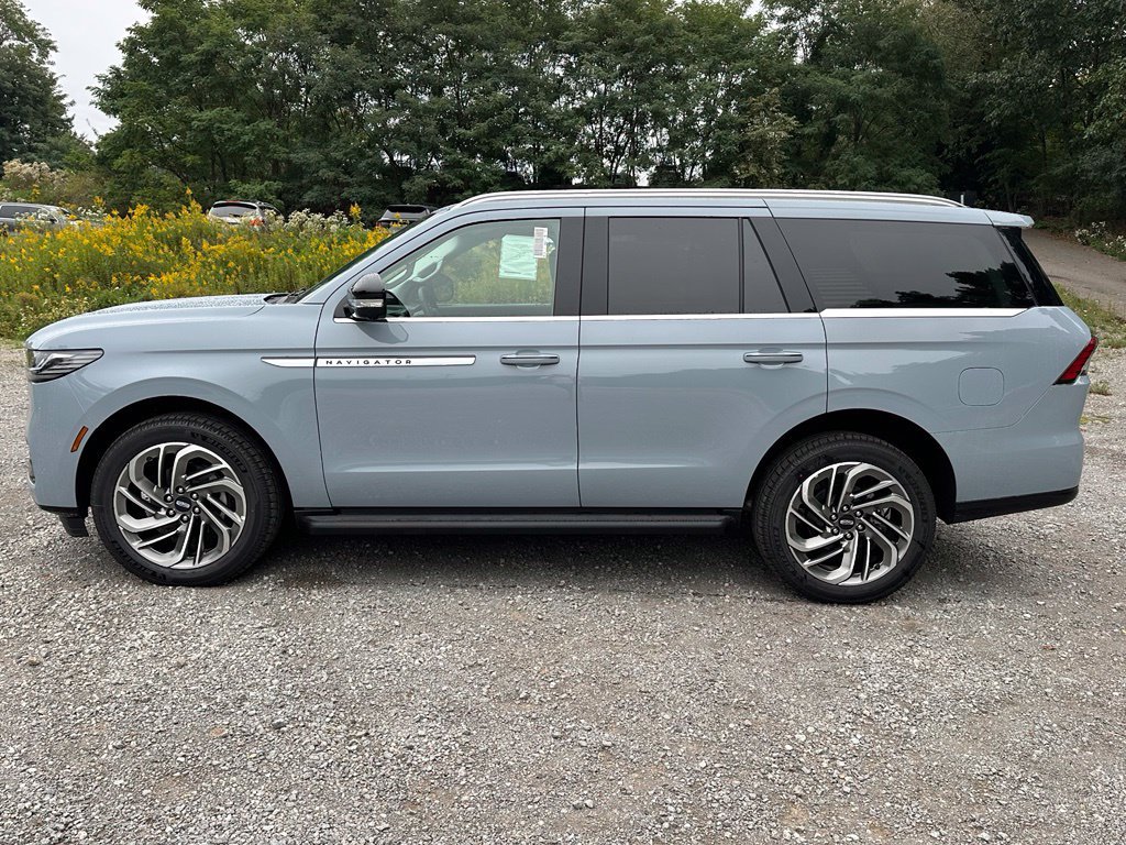 New 2027 Lincoln Navigator Premiere AWD/4WD image 2