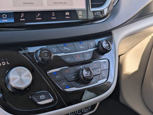 Used 2024 Chrysler Pacifica Touring-L image 26