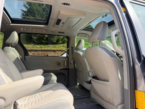 Used 2011 Toyota Sienna Limited w/ Premium Pkg FWD image 10
