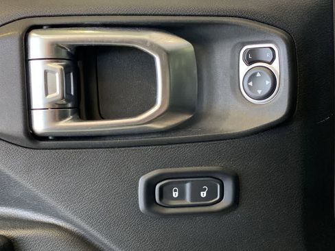 Used 2018 Jeep Wrangler Unlimited Sport S AWD/4WD image 14