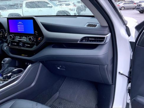 Used 2025 Toyota Highlander Limited image 18