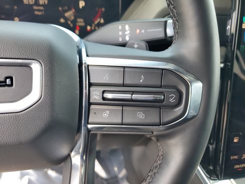 Used 2025 GMC Yukon Denali RWD image 30