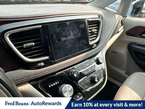 Used 2018 Chrysler Pacifica Limited w/ Tire & Wheel Group FWD image 10