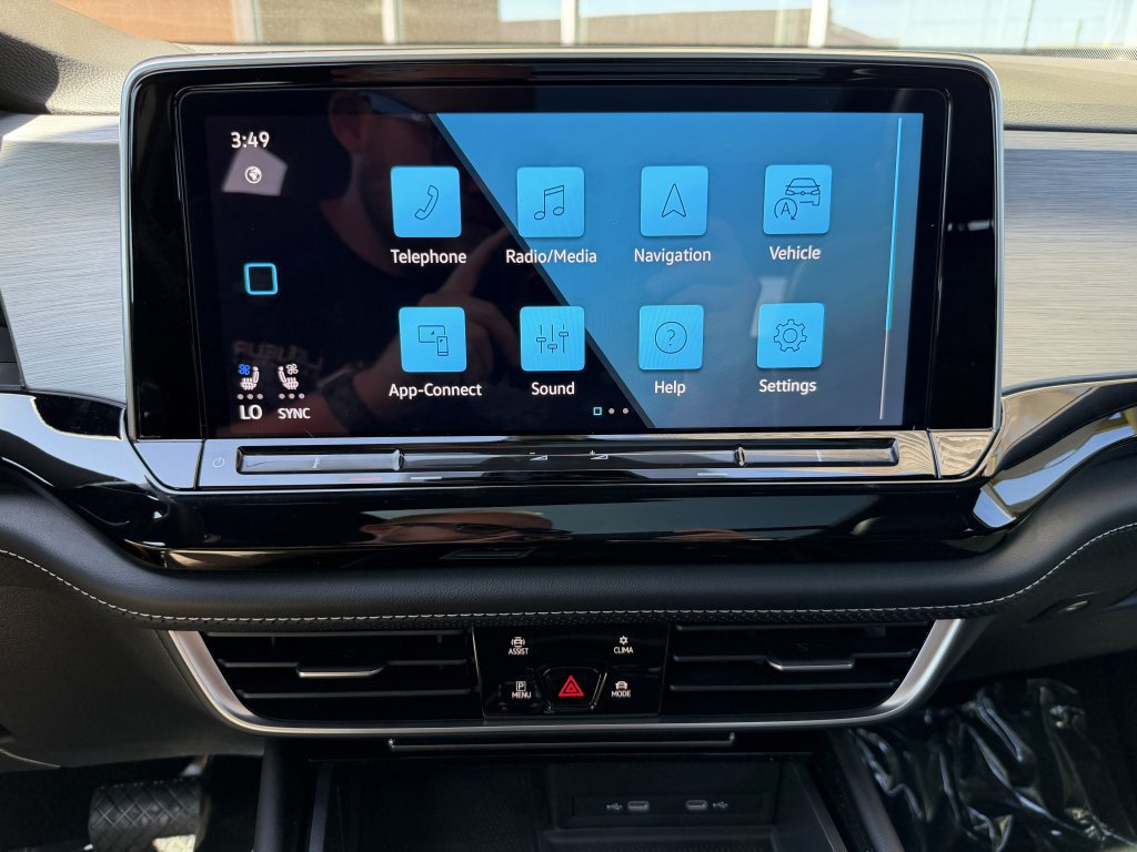 Used 2024 Volkswagen Atlas Cross Sport SE w/ Panoramic Sunroof Package FWD image 18