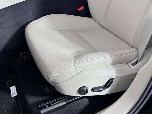 Certified 2025 Volvo XC60 B5 Plus w/ Protection Package Premier image 21