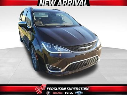 Used 2017 Chrysler Pacifica Limited w/ UConnect Theater Package