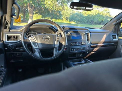 Used 2018 Nissan Titan SV w/ SV Convenience Package RWD image 12