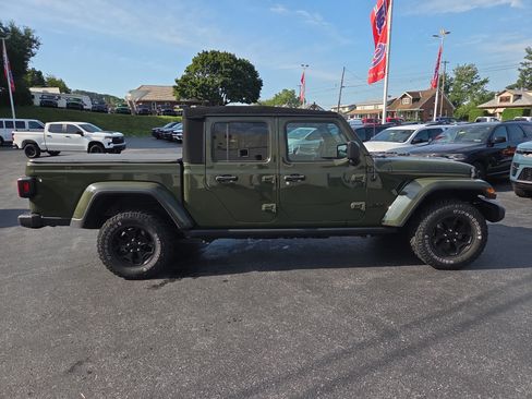 Used 2022 Jeep Gladiator Sport AWD/4WD image 2