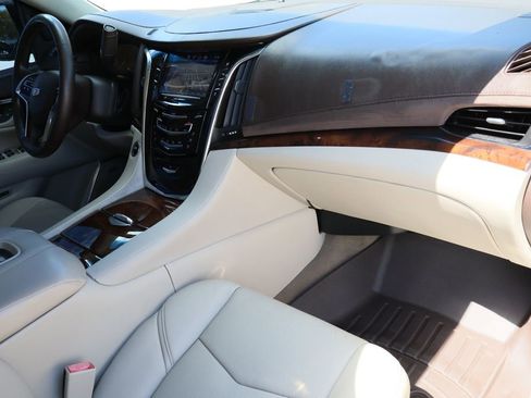 Used 2015 Cadillac Escalade Luxury image 35