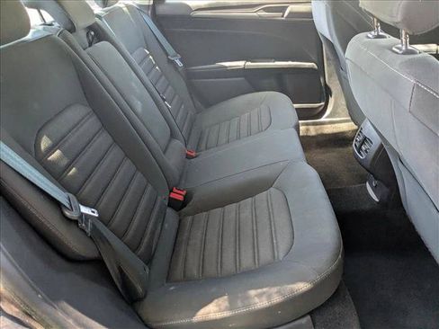 Used 2018 Ford Fusion SE FWD image 19