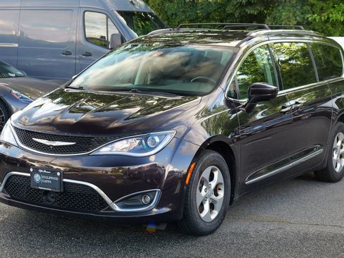 Used 2017 Chrysler Pacifica Touring-L Plus w/ Advanced Safetytec Group FWD image 3