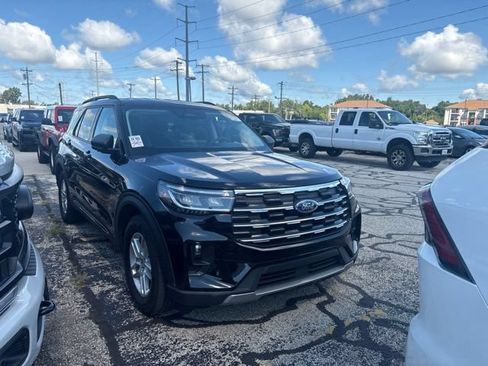 Used 2025 Ford Explorer Active w/ Active Comfort Package RWD image 3