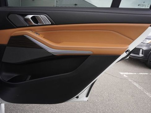 Used 2024 BMW X7 xDrive40i w/ M Sport Package image 25