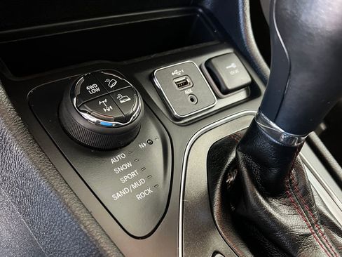 Used 2021 Jeep Cherokee Trailhawk image 42