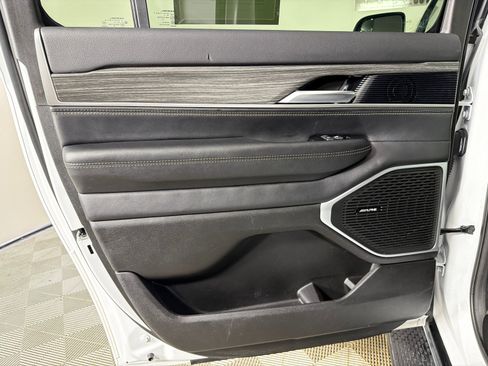 Used 2024 Jeep Wagoneer L Series II w/ Flexible Seating Group RWD image 23